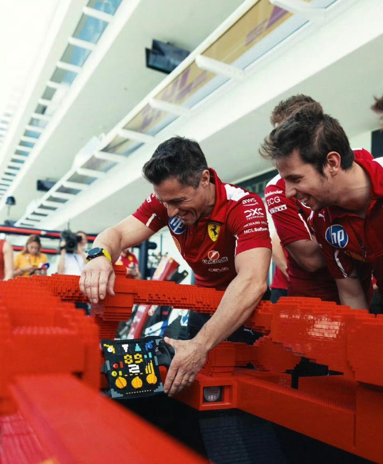 F1官方合作伙伴乐高，在迈阿密直接展出了10辆1:1的模型，这一台车模需要将近4