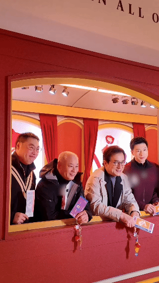 马龙成龙同框雪场看秀救命！双龙同台也太顶了！成龙大哥和马龙雪场看秀压轴出场，一个