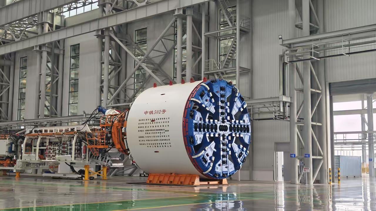 以前咱们国家建地铁，要用那种特别大的盾构机，都得找德国买，一台动不动就一亿多人民