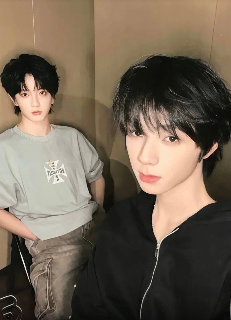 我还没反应过来。这居然是真合照。我感觉我没睡醒 好懵逼啊 真的啊…是真的啊… 