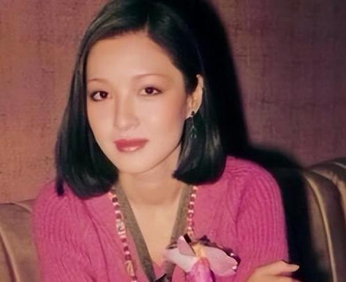 胡茵梦是美女吗？可以明确的告诉你：她不是美女。
她的美更在于她那丰富的文艺才能与
