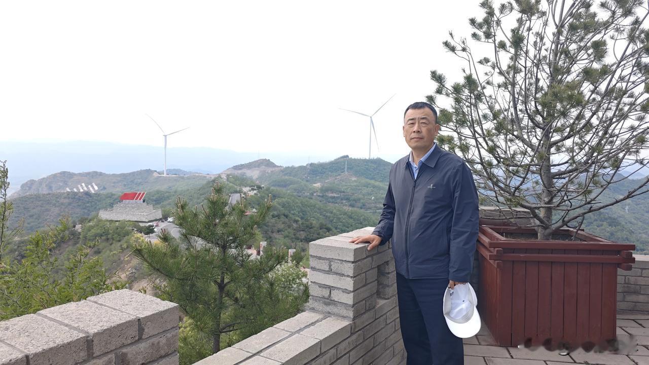 某网友发帖：一大学生毕业工作二十多年调进机关，局长竟是当年没考上高中的女同桌。