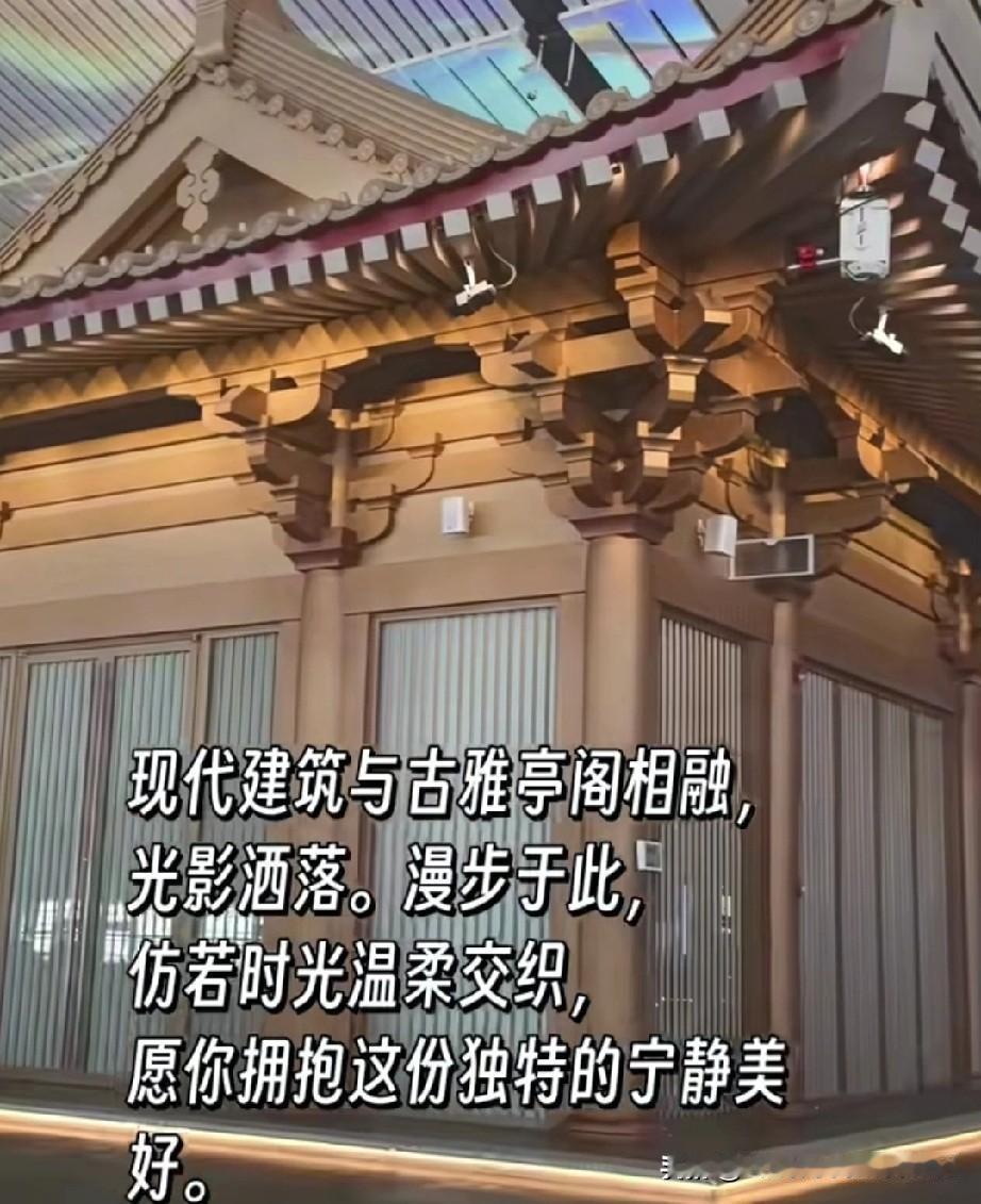 西安的家国情怀，
藏在满城的历史风骨里。
褪去了铜臭的浮躁，
多了份岁月沉淀的厚