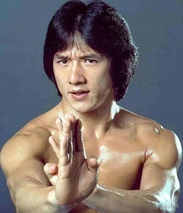 巅峰期的成龙身体素质到底有多逆天？网友的回复让人目瞪口呆！


耳朵喷血是保住命