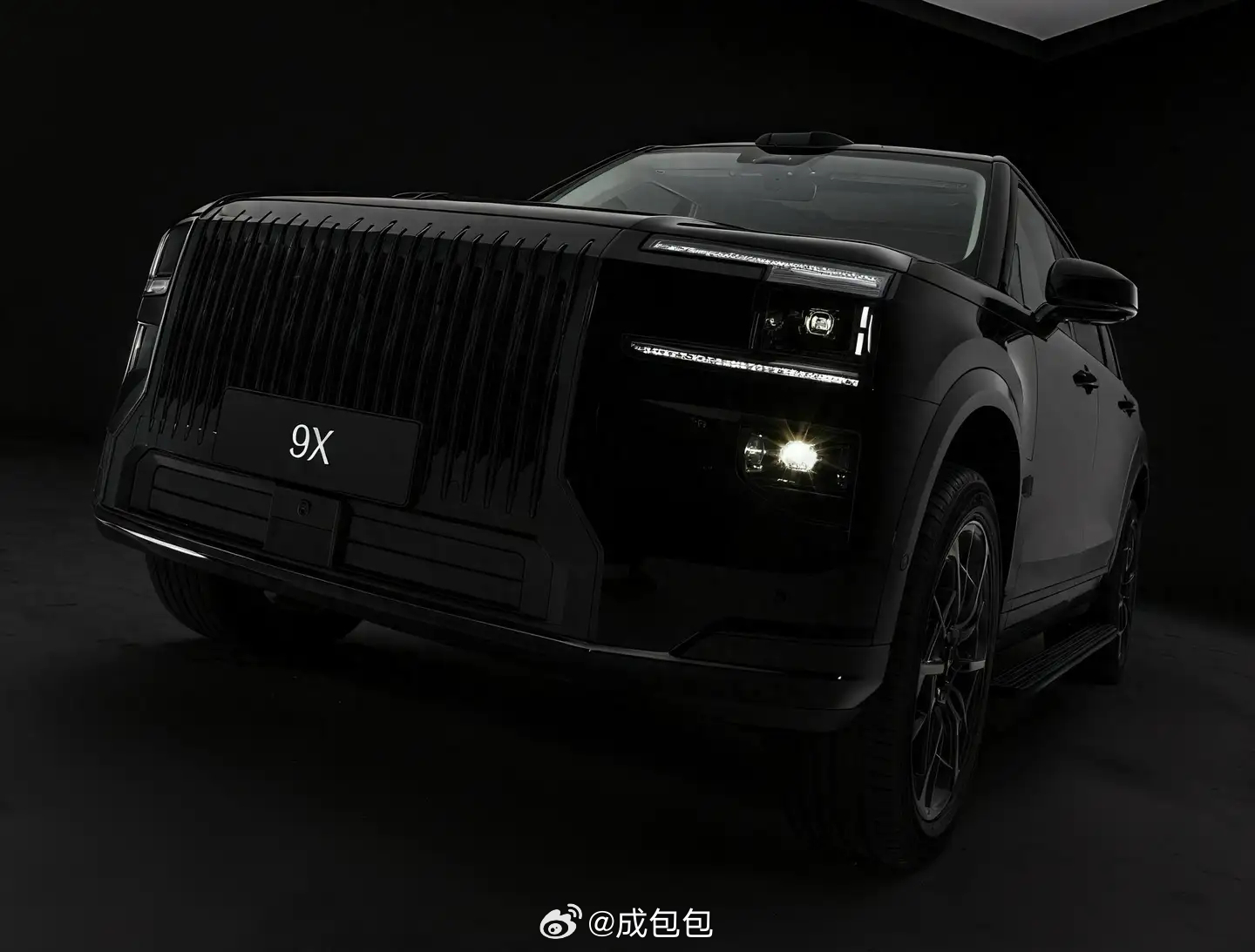 都说 黑路虎 白路泽，黑白通吃凯雷德但这么看 极氪9X 也是 黑白通吃啊新能源汽