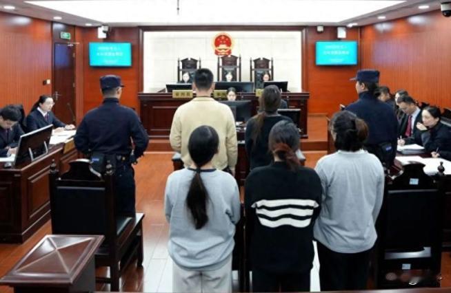 近日，上海市第三中级人民法院审结一起黄金粉末走私案，五名被告包括一名男子和四名女