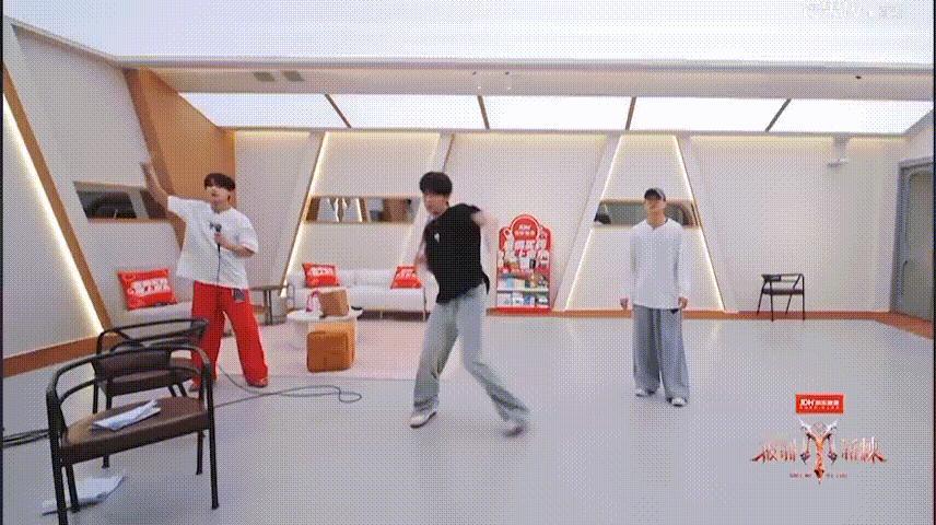 姚琛听到曾辉要睡在练习室的反应爱的主打歌好炸披荆斩棘直播不只是搞笑名场面，也能看