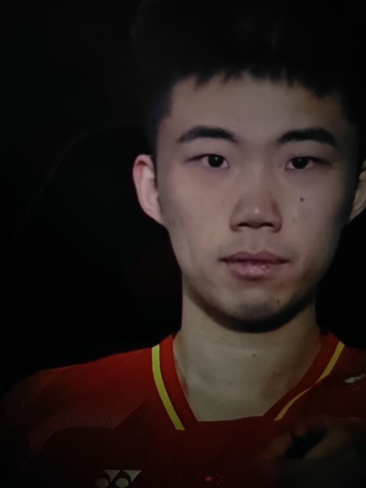腿抽筋，14-19落后，眼看又要掉链子。翁泓阳突然不打了，他开始玩脏的。
你以