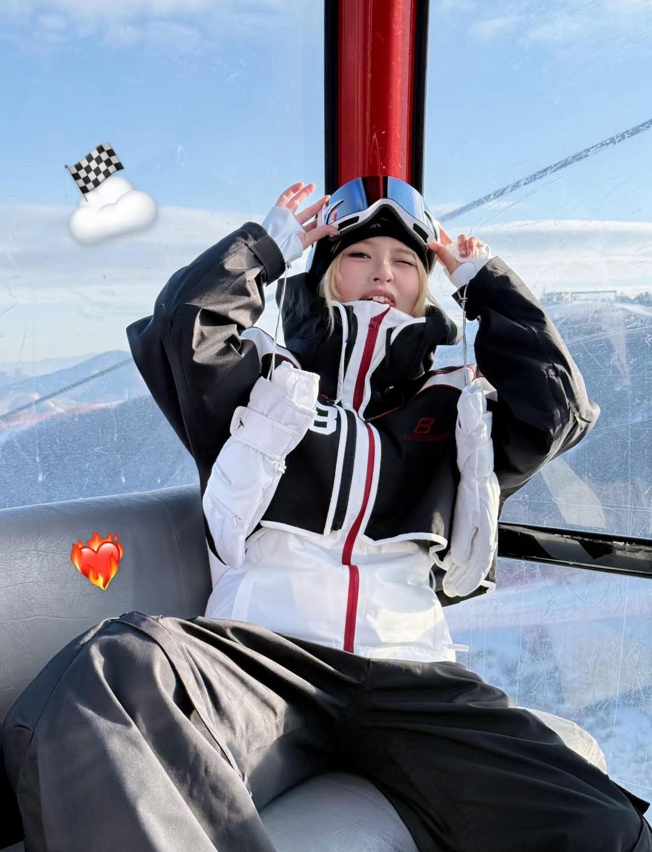 去滑雪缆车必拍啊 vroomvroom🏎️就这样帅晕所有人！滑雪 这里有个雪想