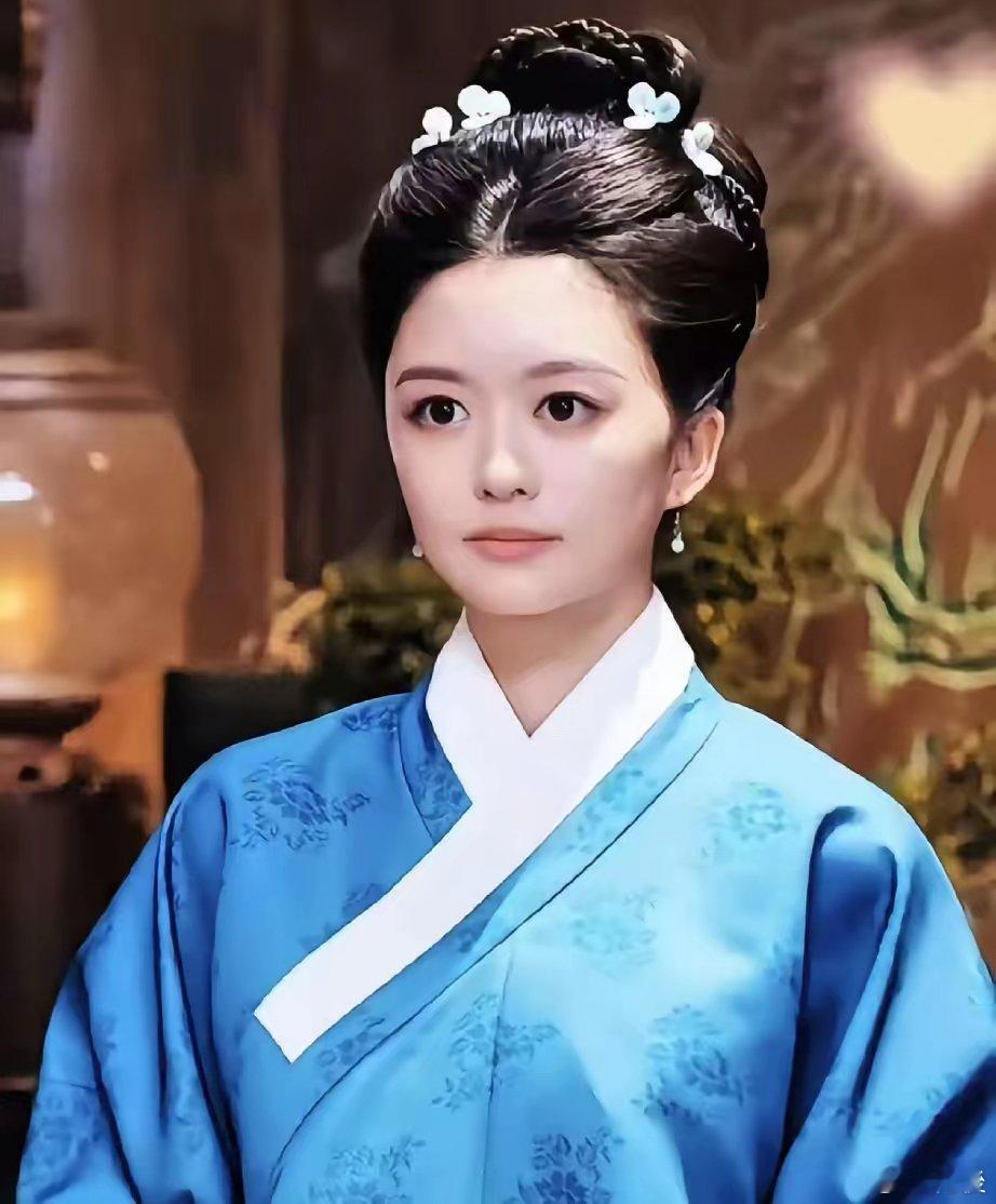 黄晓明力捧的新人白翊汝这张脸可塑性有点差！她如果不用头发把脸遮遮盖盖，就会看起来