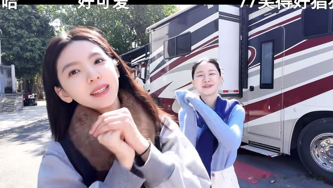 金靖太有妈妈范儿了，和孩子相处像闺蜜一样，章若楠像个小女儿活泼可爱，这组照片看得