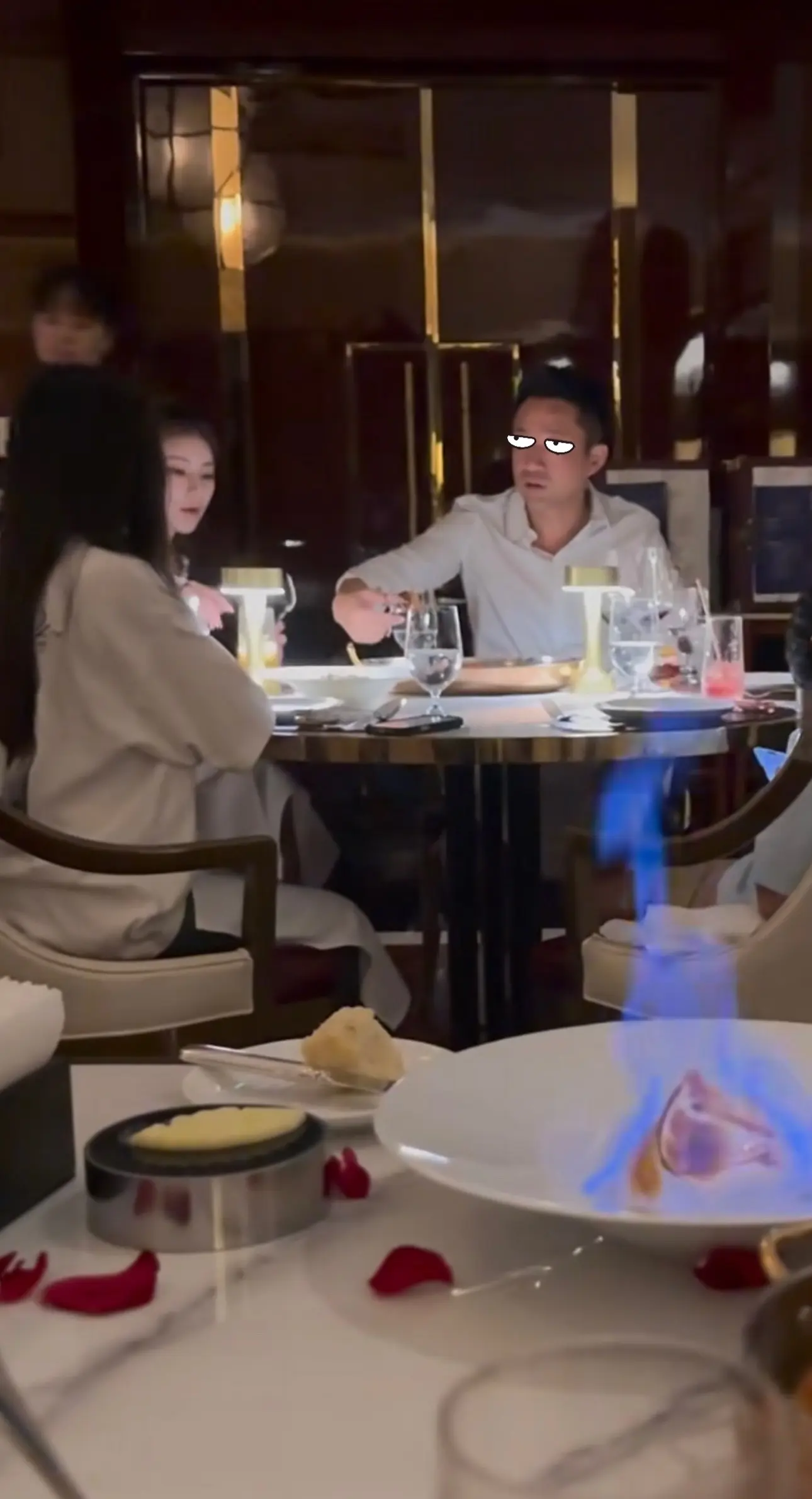 网友偶遇马筱梅一家吃饭，小玥儿在认真吃饭，小霖霖淘气玩手机