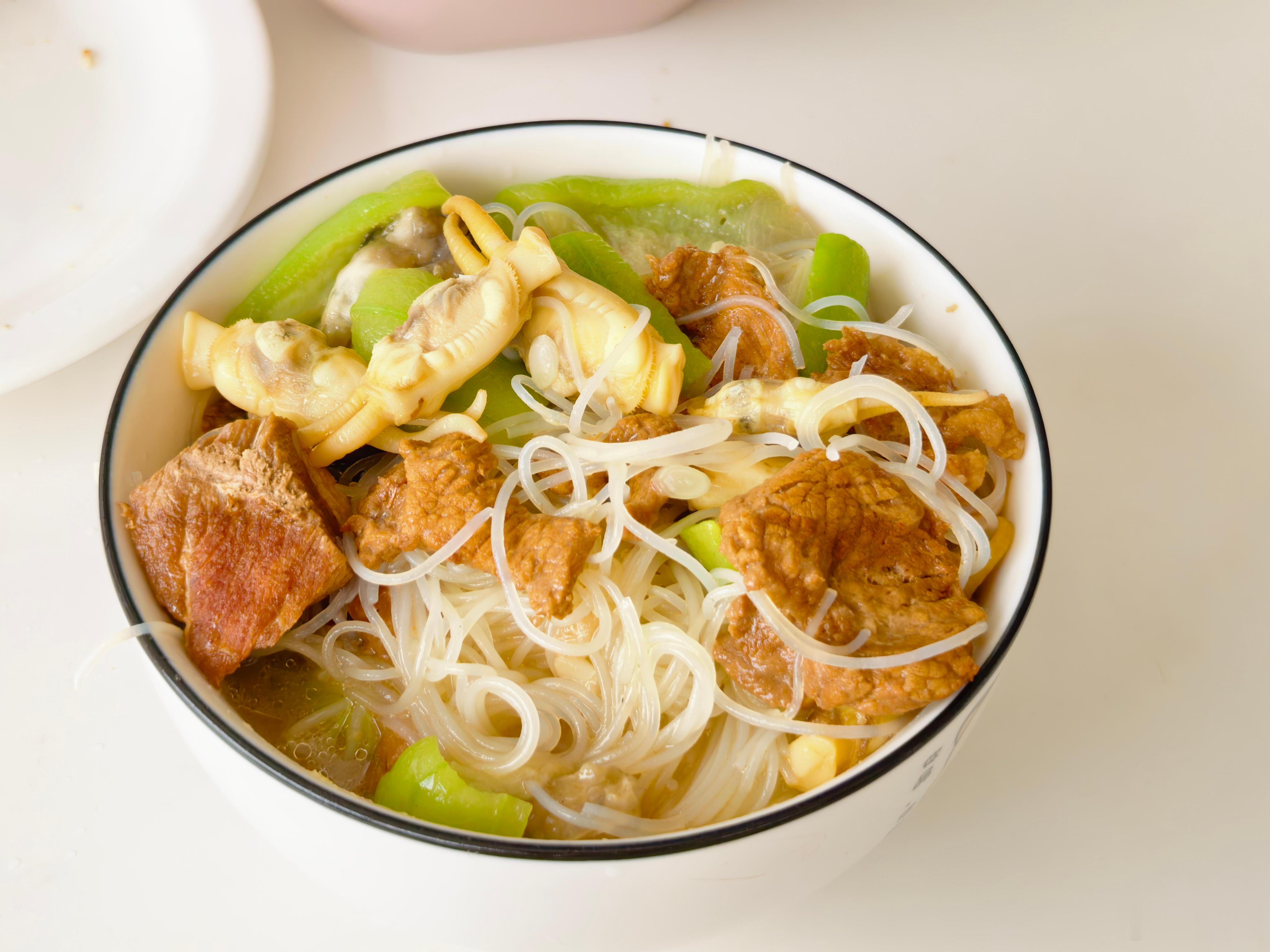 小林麻麻煮的米粉，吃了半天，米粉丝毫没有受到任何伤害，料也太多了... ​​​