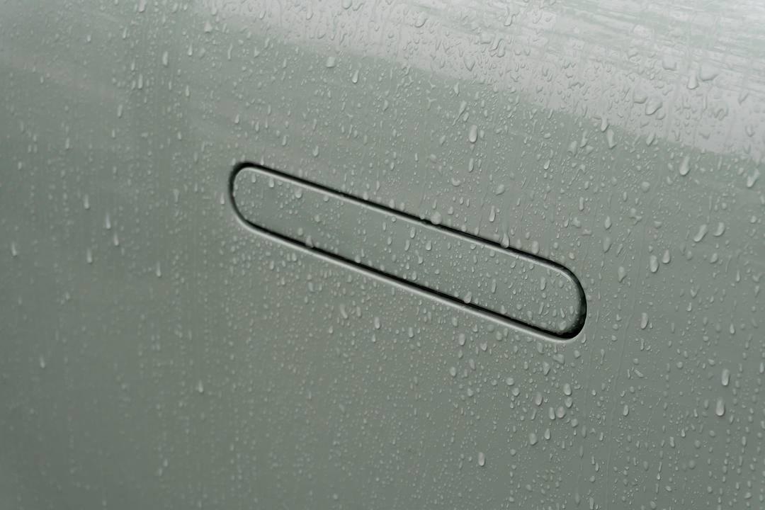 上海最近一直阴雨连绵，昨天在小区门口看到一幕“社死现场”。

一部网约车在路边停
