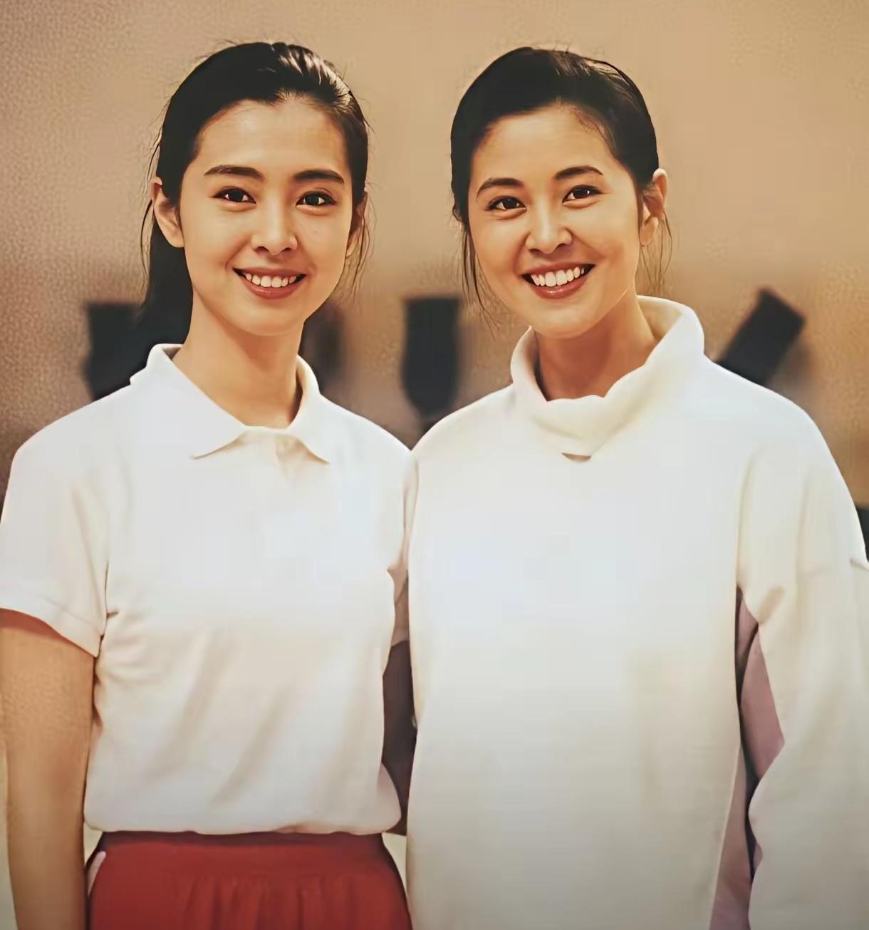 咋一看还以为这是姊妹俩！仔细看原来是王祖贤和倪萍两人的一张合影。
但两人确实有几