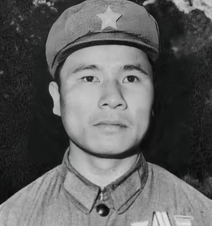 1979年越南边境，班长黄招强发现穿我军军装的人靠近，询问口令。对方不答，黄招强