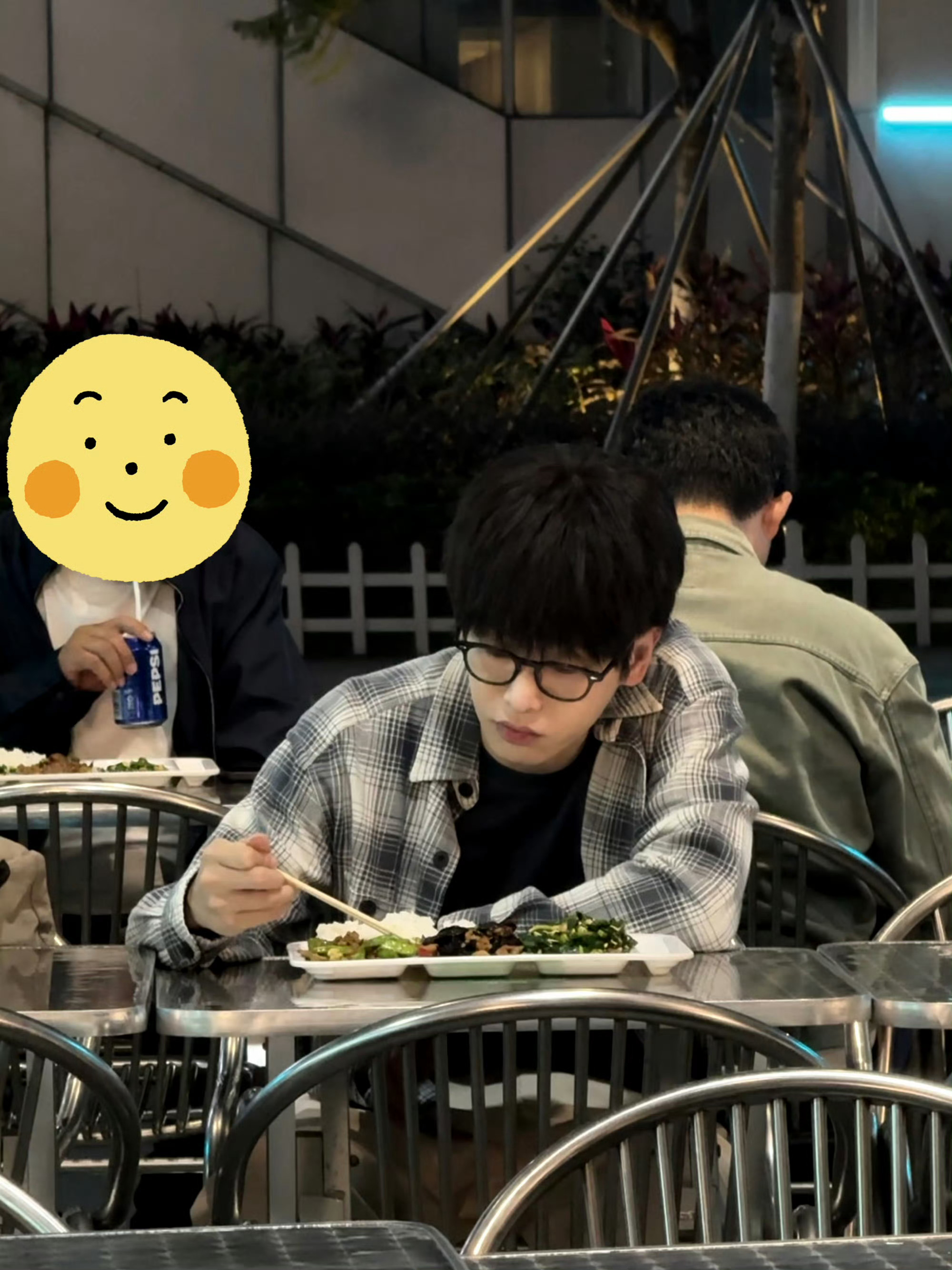 学长、吃果冻呢、不小心吸你嘴上了、哈哈这事闹的、再来一次😋 