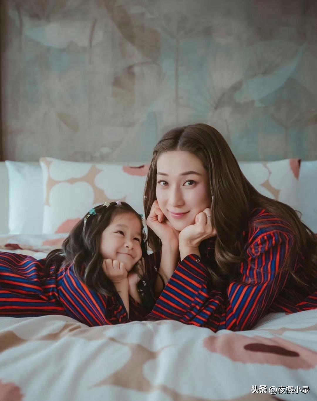 42岁钟嘉欣分享和4岁小女儿的合照，两人穿着母女装，做着同款发型，看起来好有爱！