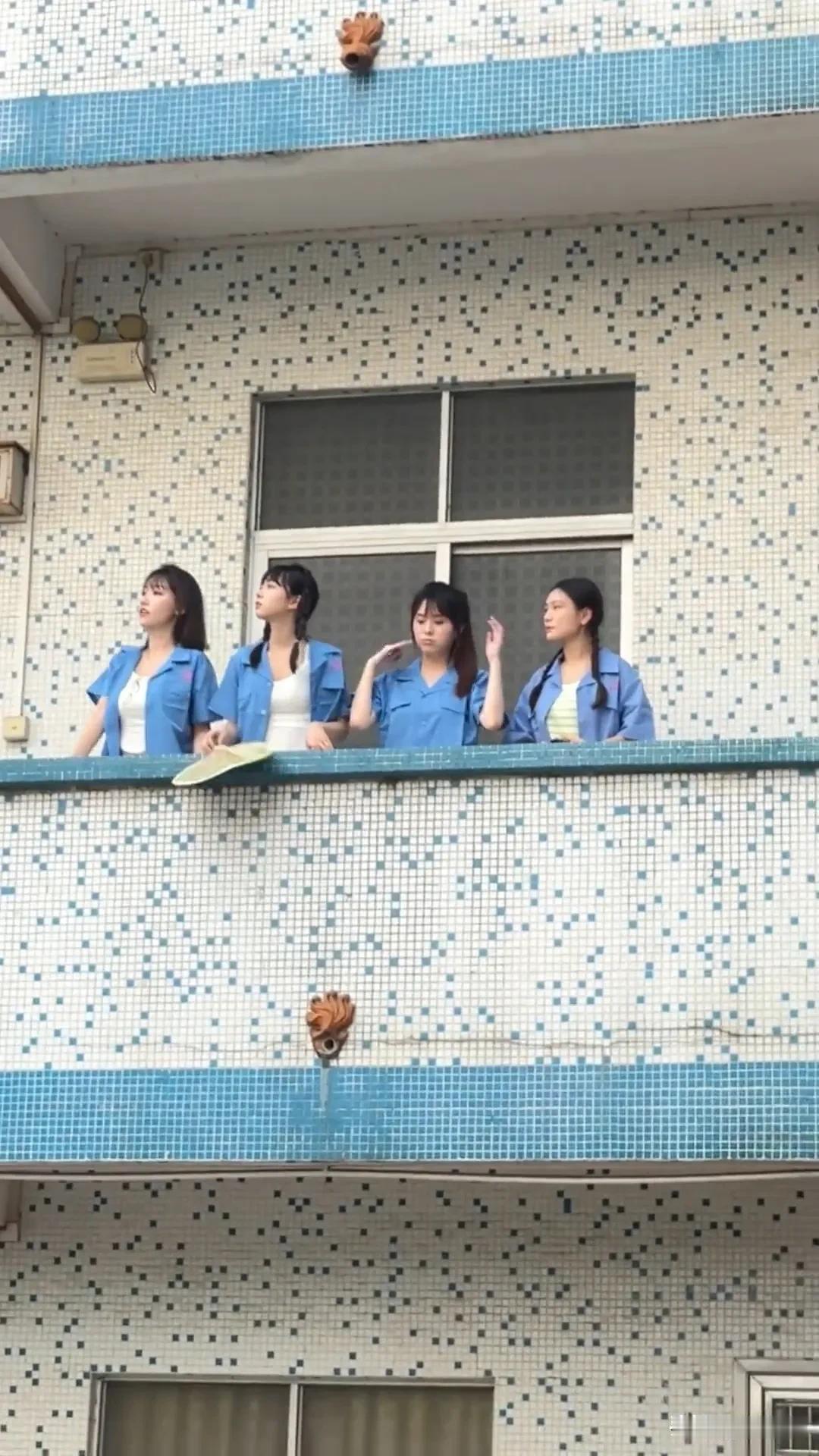 据说这是2006年深圳沙井某电子厂的女工宿舍阳台下拍到的一幕，这四位美女的颜值放