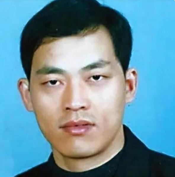 2003年10月，罪犯谢先荣被击毙后痛苦的倒在地上，身上已经失去了生命的体征。法