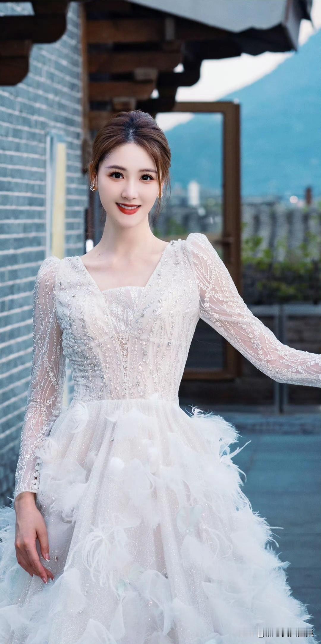 李丹儿这组壁纸组图真的绝了！不愧是温柔大气、优雅甜美的主持人。她身为中央六套电影
