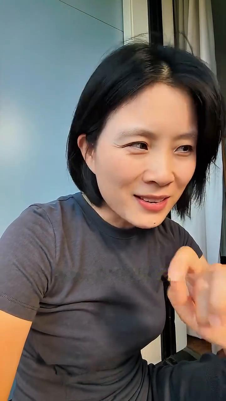 夫妻之间往往是认知低的说了算。你别不信，认知低的那个人一定会把认知高的那个人拉下