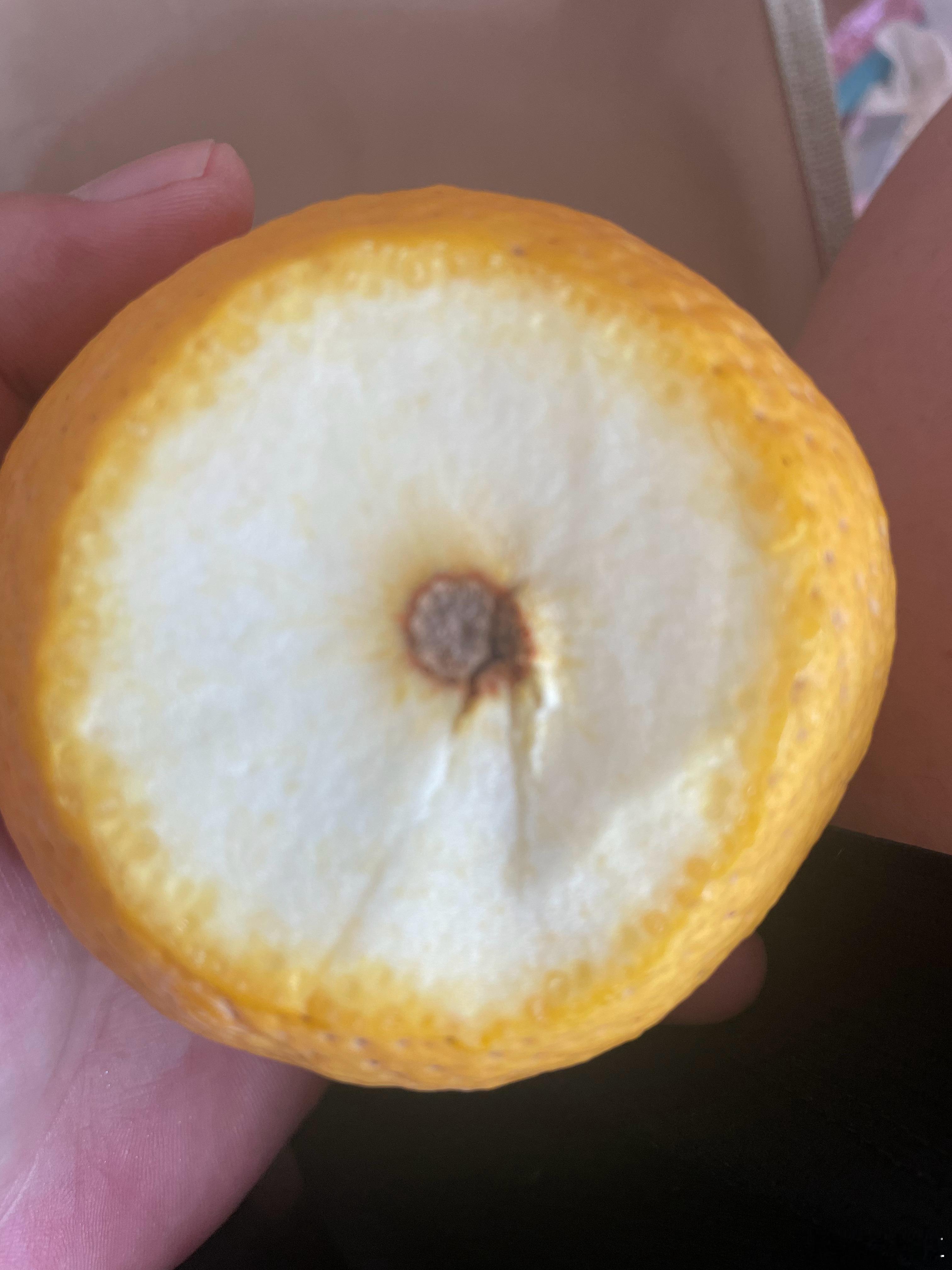 花更多的钱买更差的广柑（橙子）。昨天下班路上买了几个广柑吃，外面看着还行的样子，