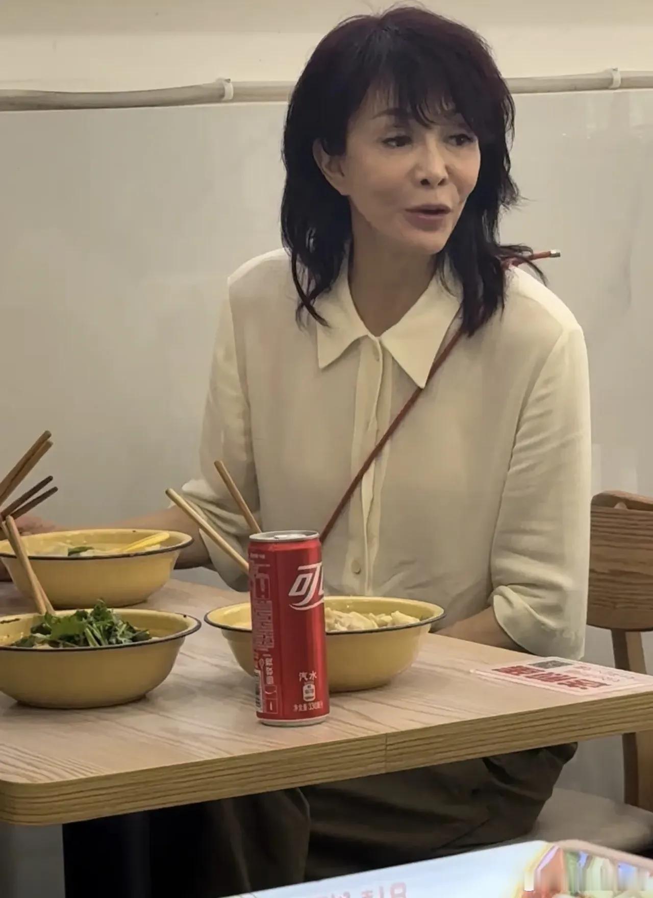 68岁郑裕玲在重庆餐馆吃面，打扮朴素，她的状态真的好差，身材瘦到皮包骨，脸感觉完