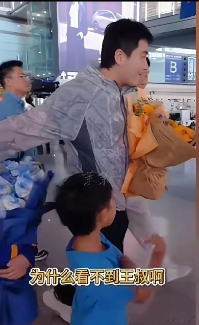 终于明白为什么岳母催梁靖崑生个女儿了？

伦敦世乒赛结束回国，
美丽姐带着兄弟俩
