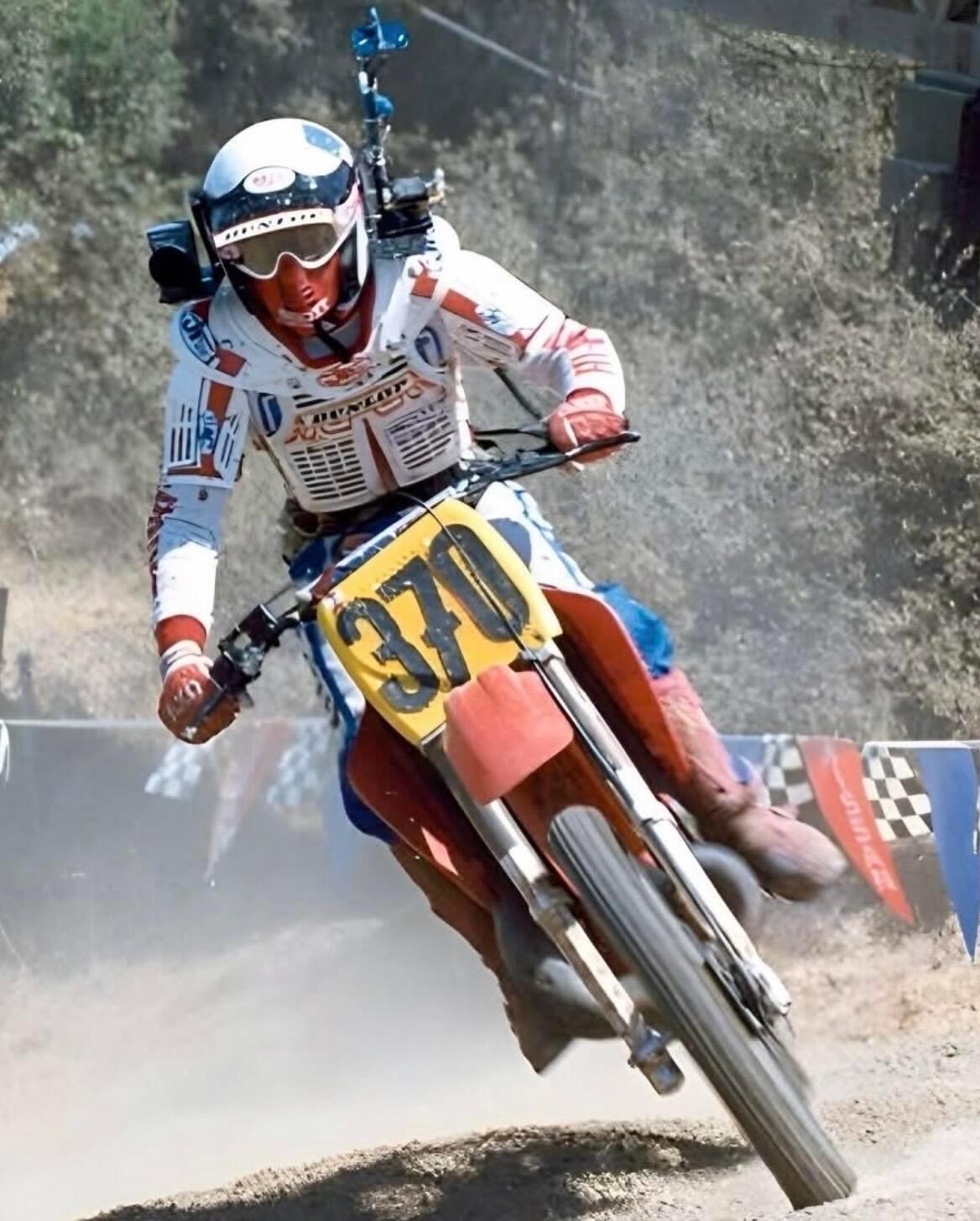 运动相机在发明之前be like。。。 