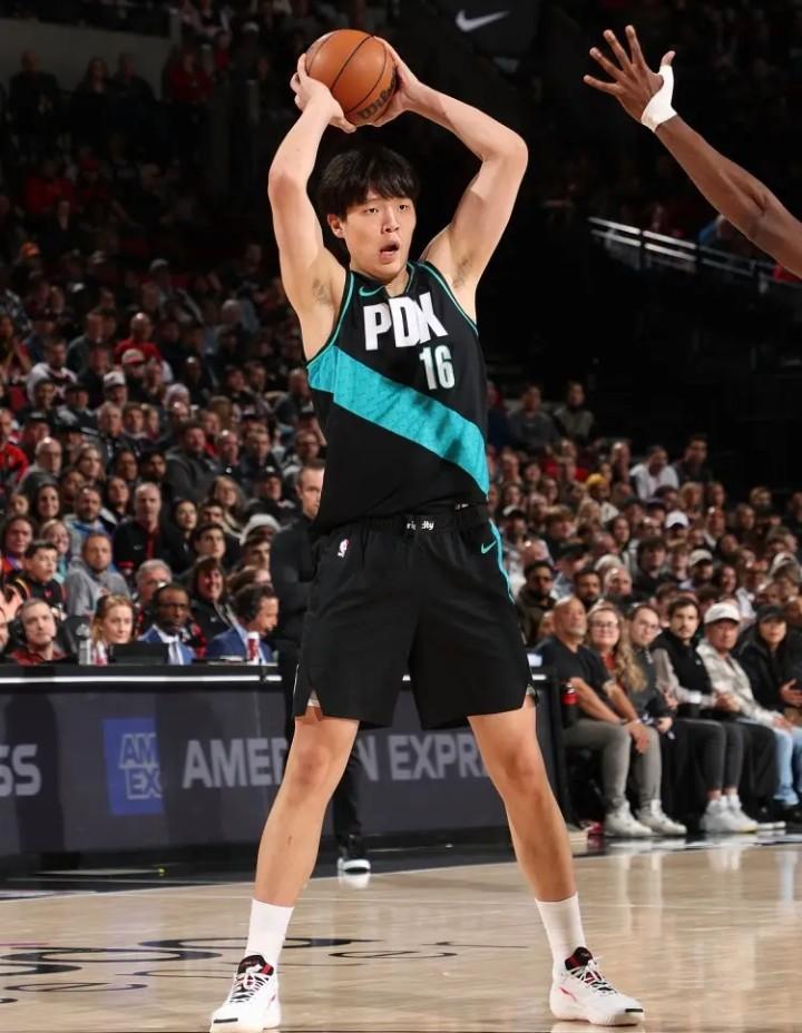今天，NBA常规赛继续进行，开拓者121-122惨遭公牛绝杀！开拓者球星杨瀚森今