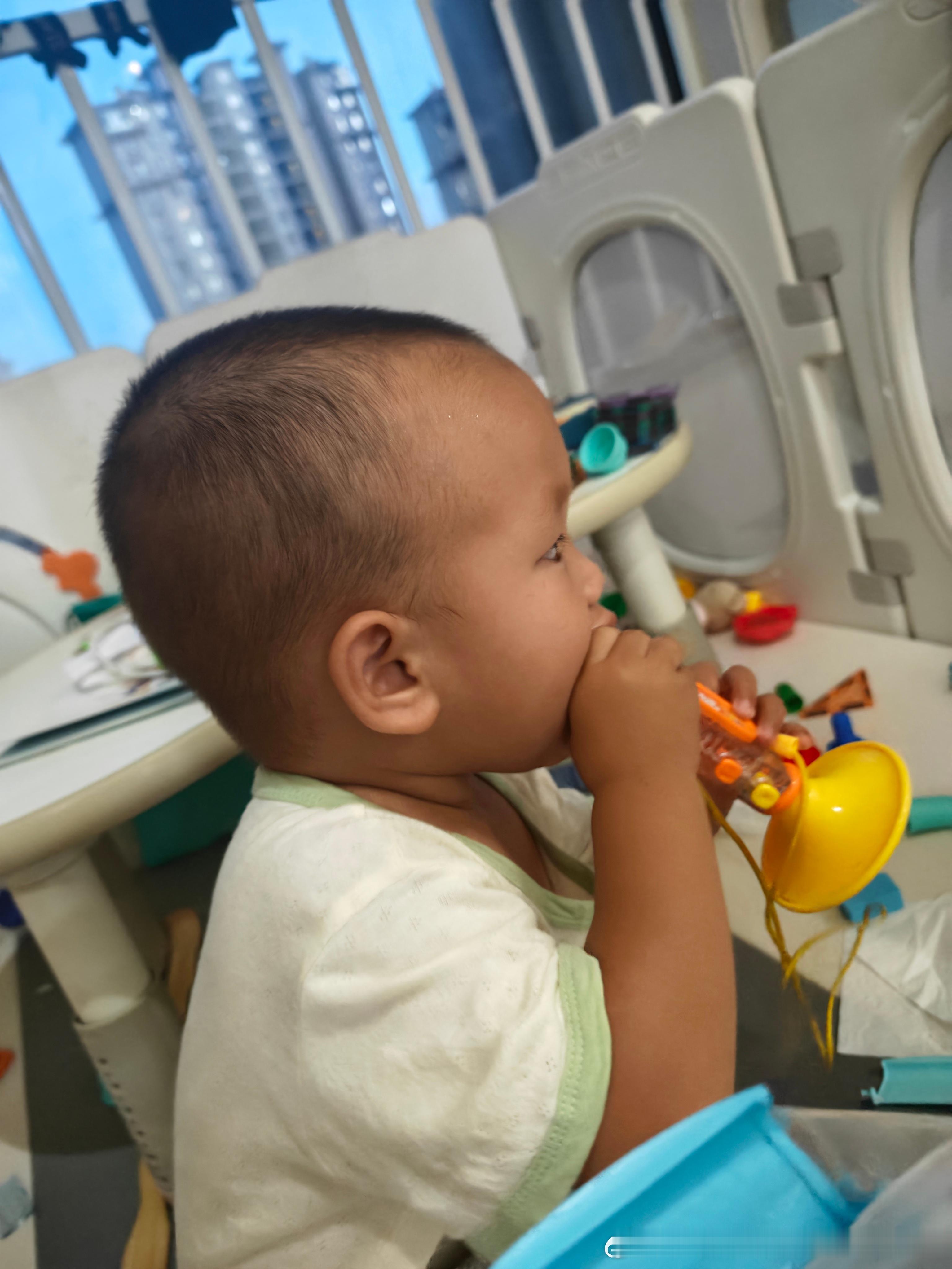 大头笑师傅今天很勇敢开始理发之后一声没哭刚开始一拿出推子小孩嗷一声就躲我怀里后来
