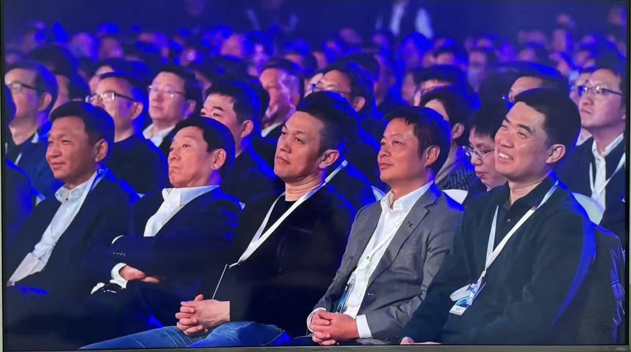 小米SU7发布会上的大佬们有点如坐针毡的感觉，表情失控了。【来自懂车帝车友圈】