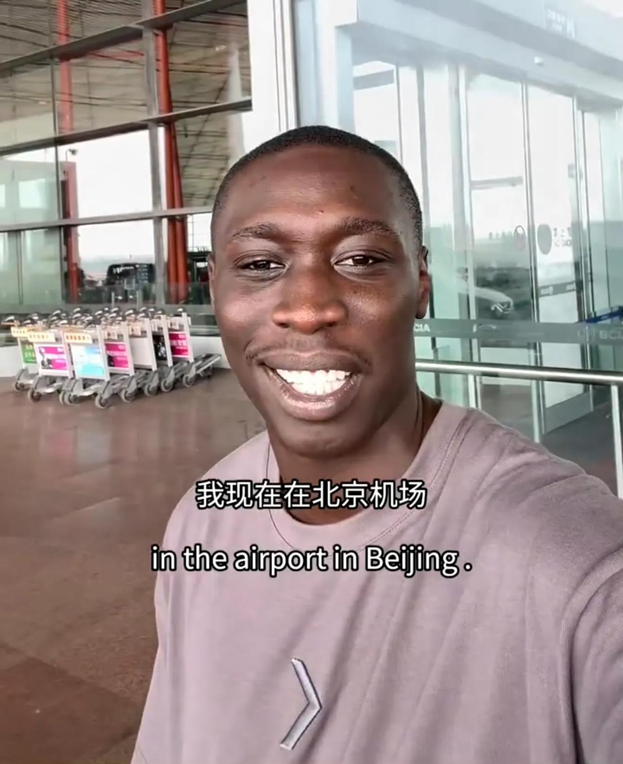 “无语哥”天津行，“老铁”很热情！
以为会全程“无语”，结果却穿起“中国老铁”T