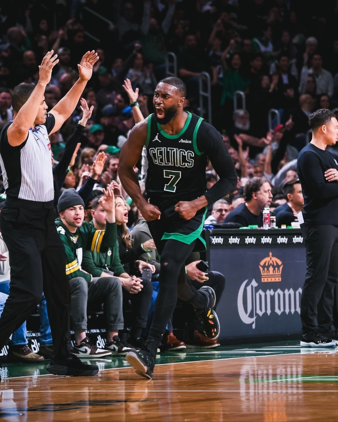 凯尔特人图库 赛季得分2000+被认为是衡量一位球员得分能力的重要指标，杰伦也是