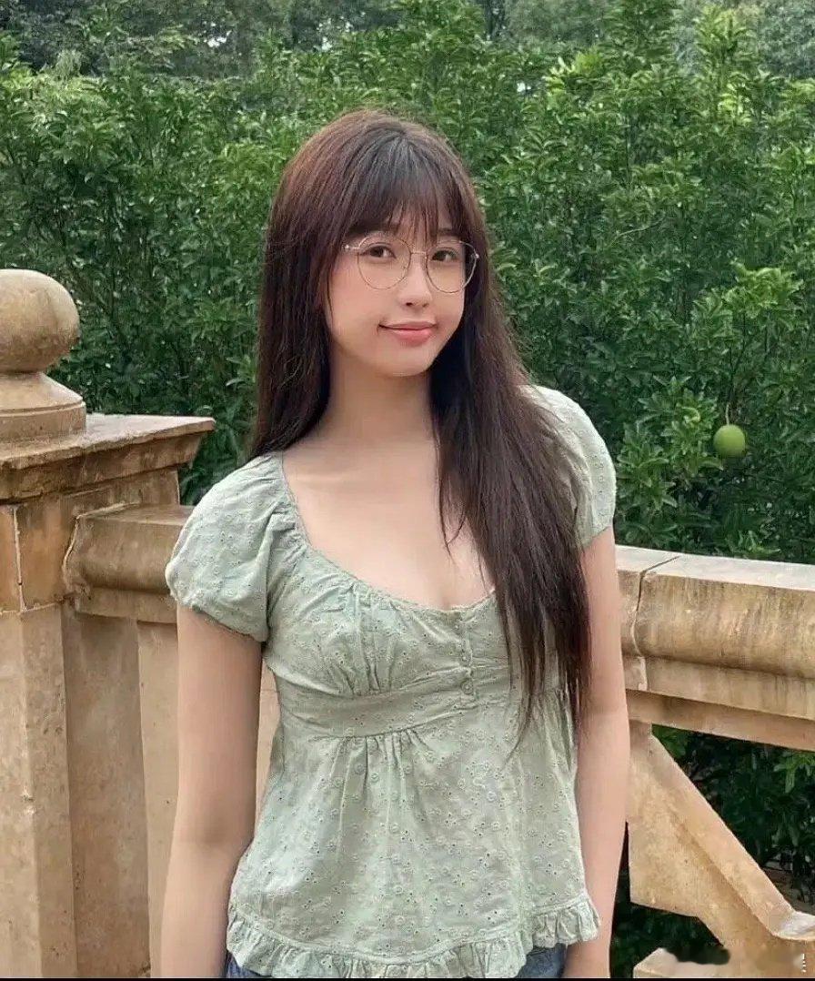 怎么感觉虞书欣长得这么像于正呢？不会是亲戚吧 ​​​