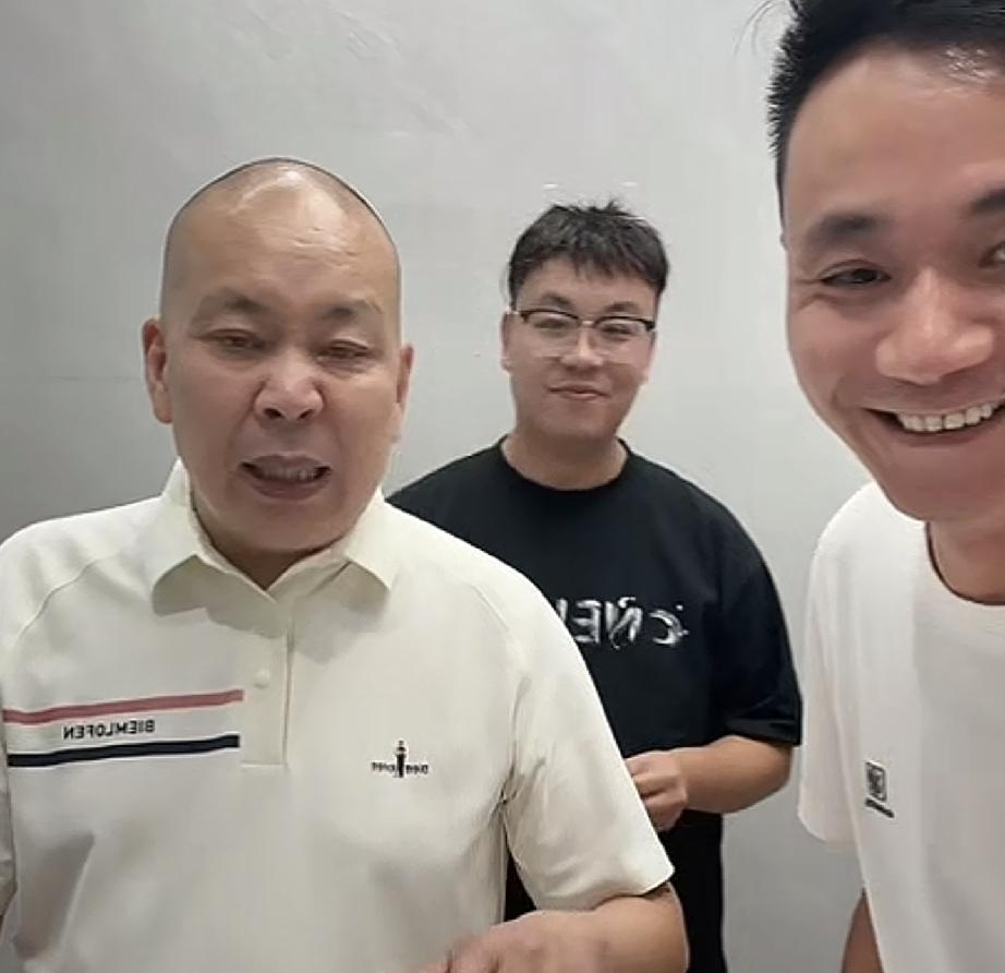 全家齐上阵厉怀远逆风翻盘
今天厉怀远直播带货算是比较成功的，虽然早上直播时在线人