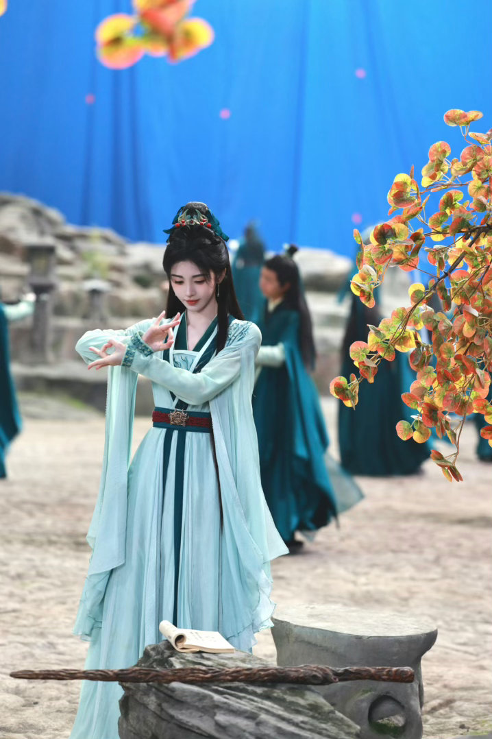 鞠婧祎苏绿夏 jjy鞠婧祎万花世界 “醒来万物皆是沉寂,唯有你是世间的一抹旖旎,