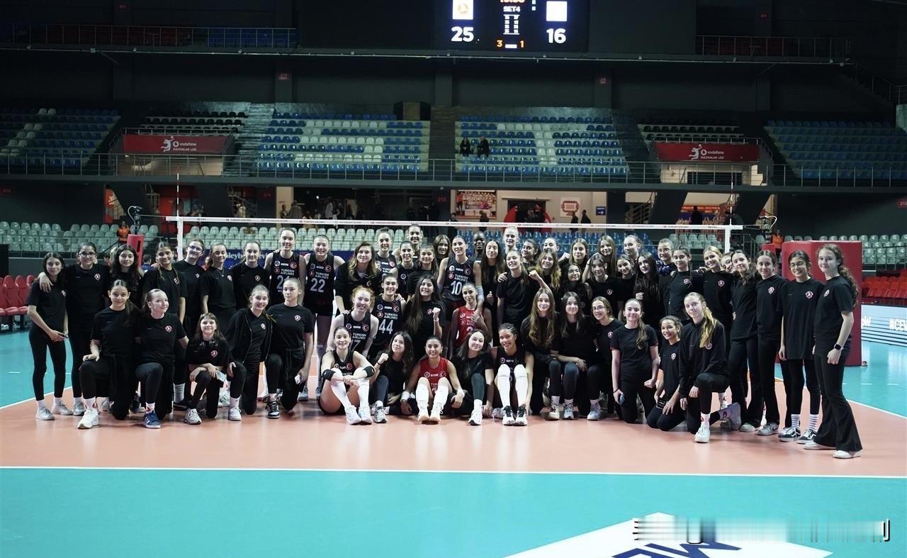 2025-2026赛季女排欧联杯1/16决赛首回合，土耳其🇹🇷航空3-1西班