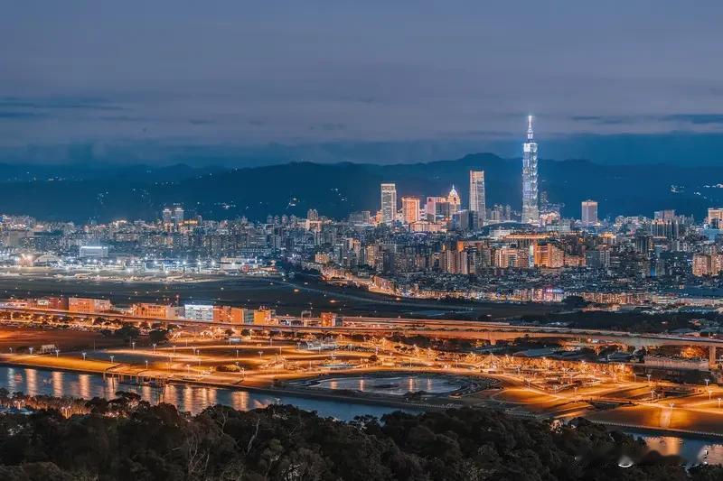 台湾现状一直牵动着国人的心。如今两岸关系紧张，美国军舰时不时在海峡晃悠，大陆军演