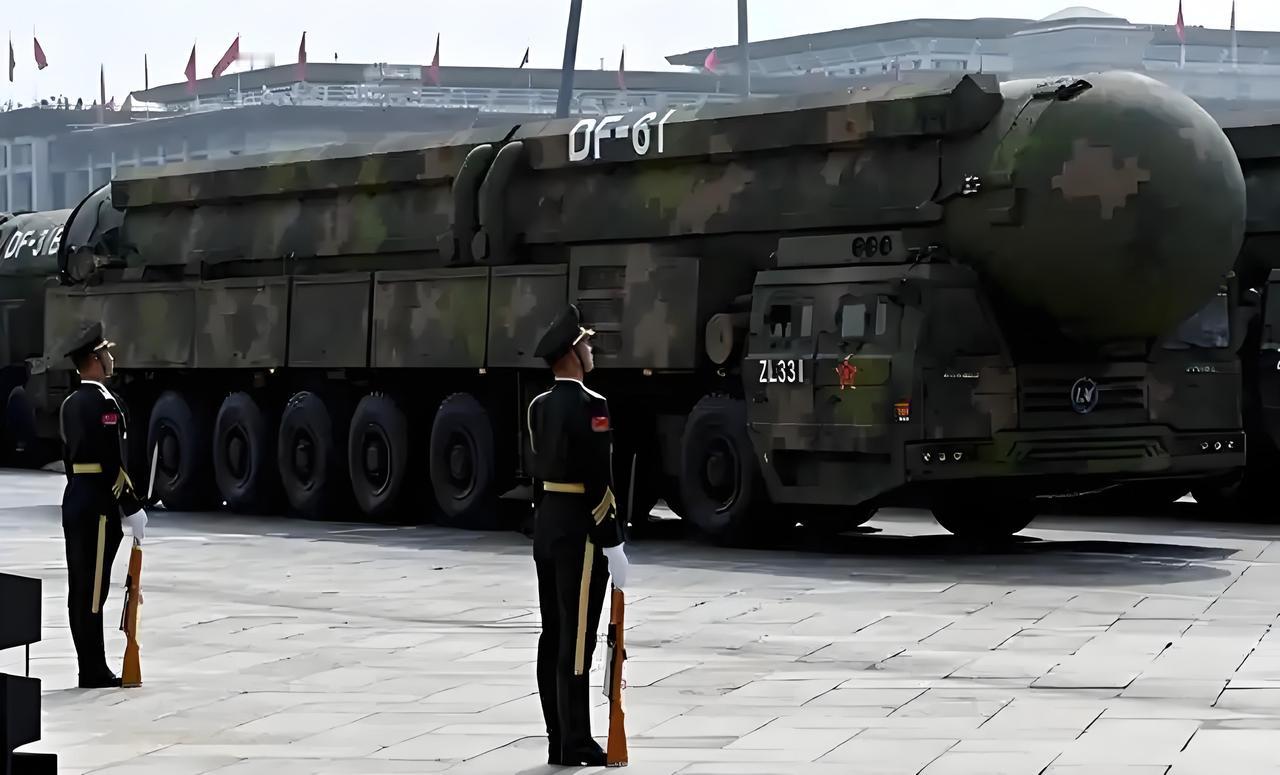 武力大爆发的9月份：新型武器陆续亮相，军迷狂欢。
陆上火力与装甲
	•	PHL-