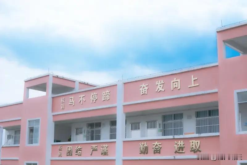 上联：风雨兼程追梦远

下联：韶华不负启新航