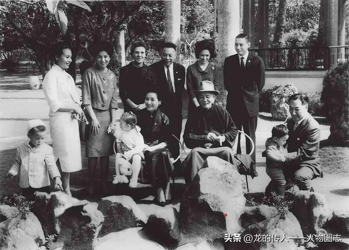 20世纪60年代，蒋氏家族在台北士林官邸的林园春游，留下这张全家福