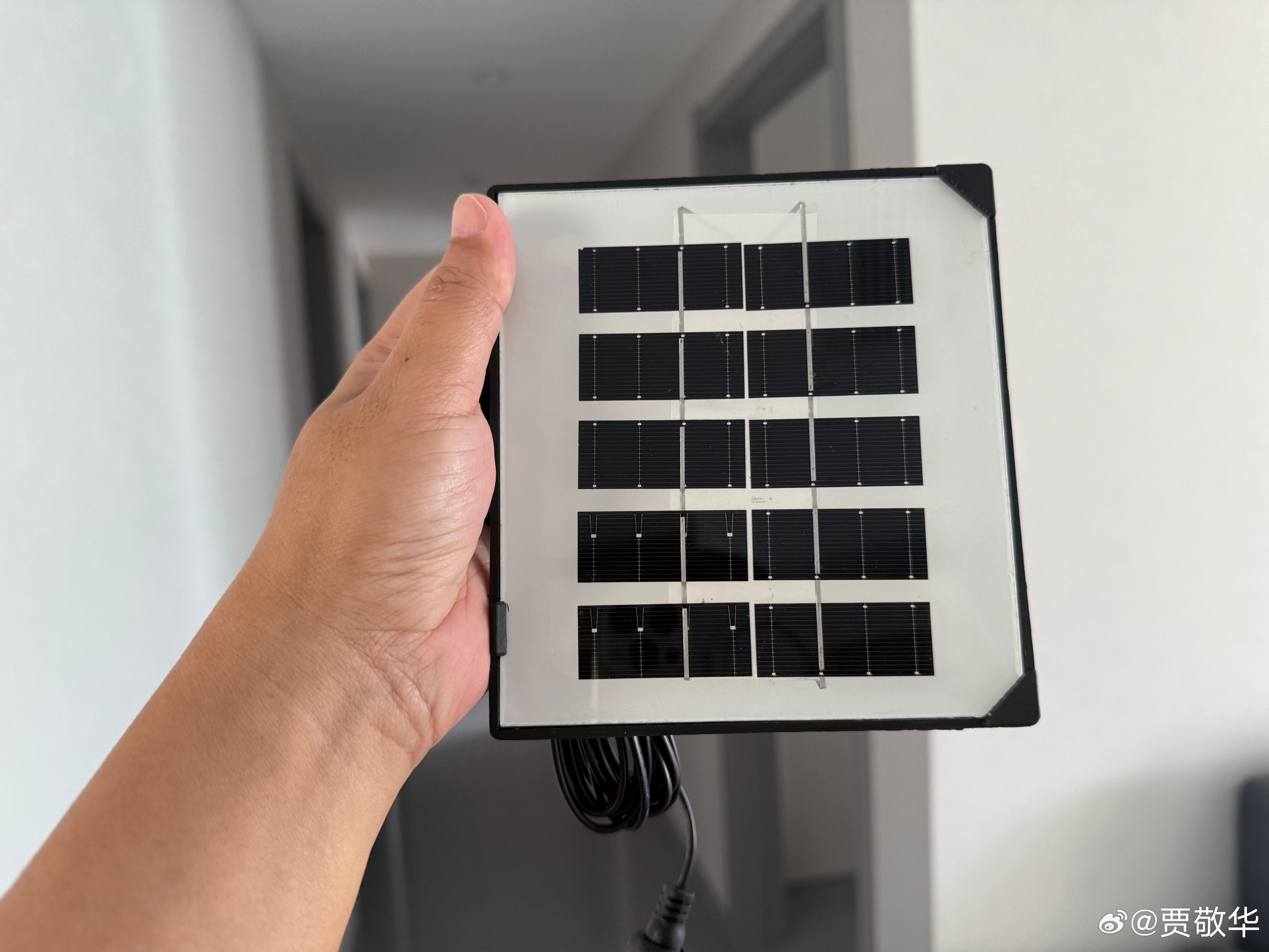 前几天买了一个太阳能发电板，不知道一天能发多少电。配个电池，再装个LED灯，亮一