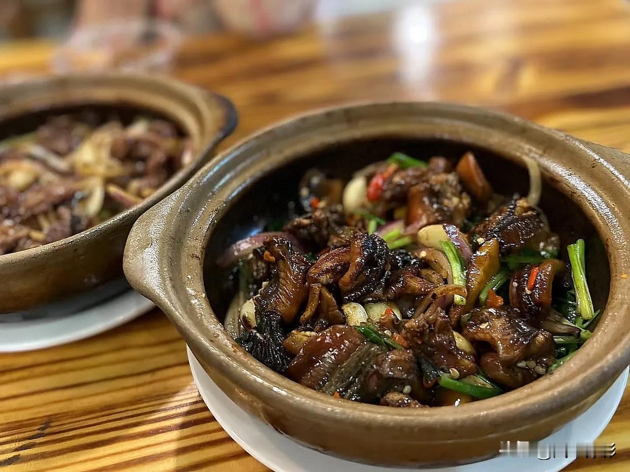 南宁小巷子里的瓦煲菜你可不要错过。瓦煲黄鳝、瓦煲喉盖、瓦煲牛肉、瓦煲ong菜，每