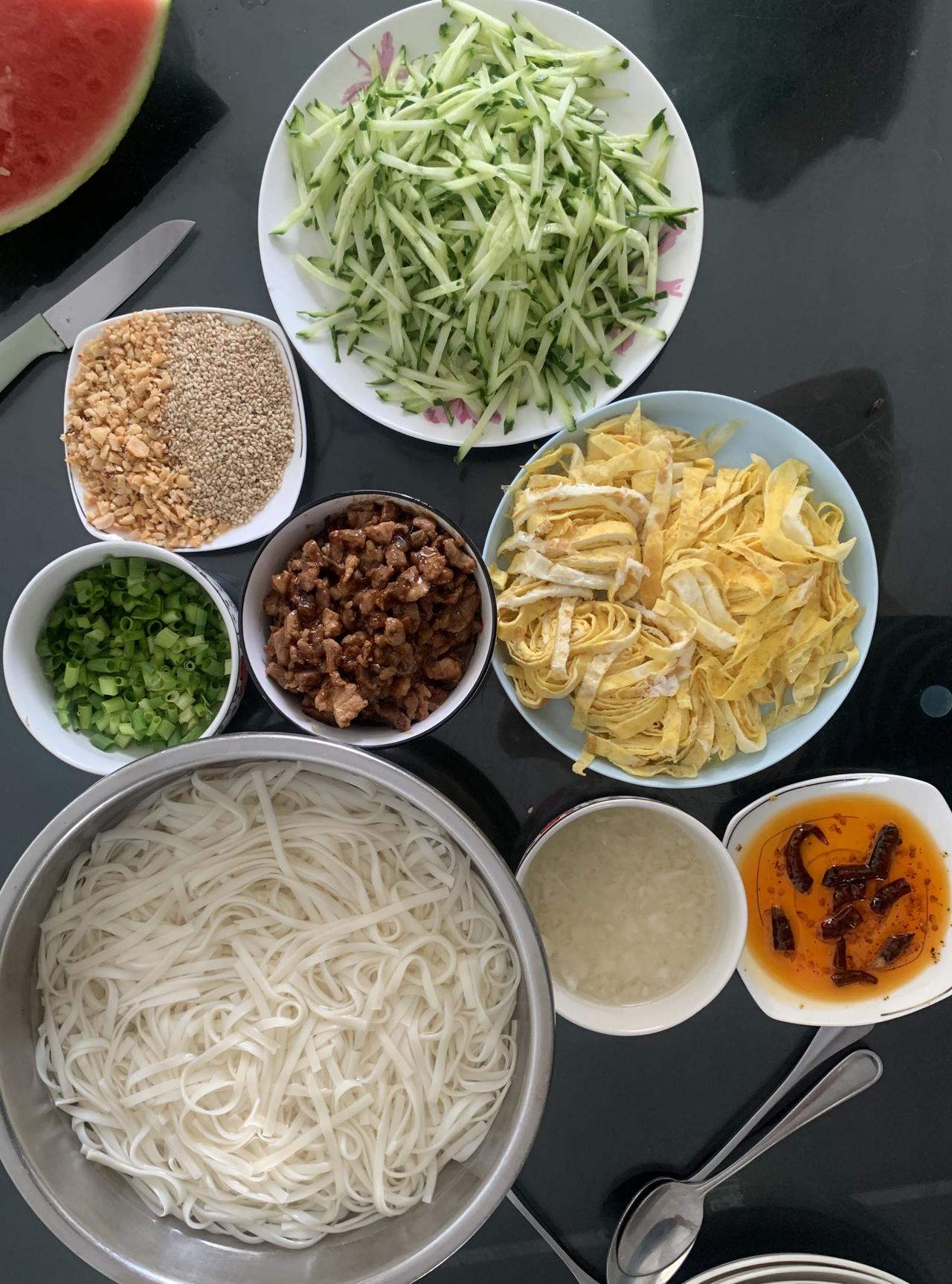 打卡今日晚餐
今晚做饭时气温显示36度，厨房烧起火来估计得有38—40度，实在不
