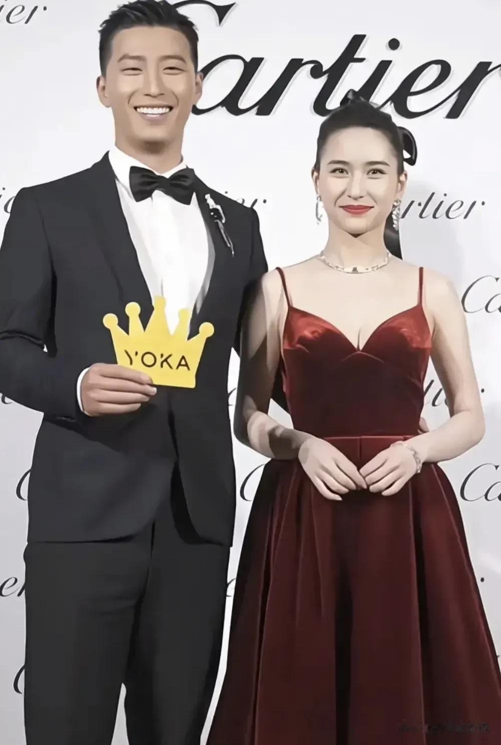 不得不说，何超莲与窦骁真的非常具有夫妻相，无论面相、气质还是笑容都是一模一样，特