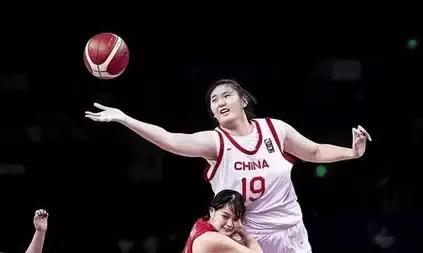 女篮选拔风波：刘禹彤、张子宇未进国家队引热议

近期，女篮国家队选拔引发关注，刘