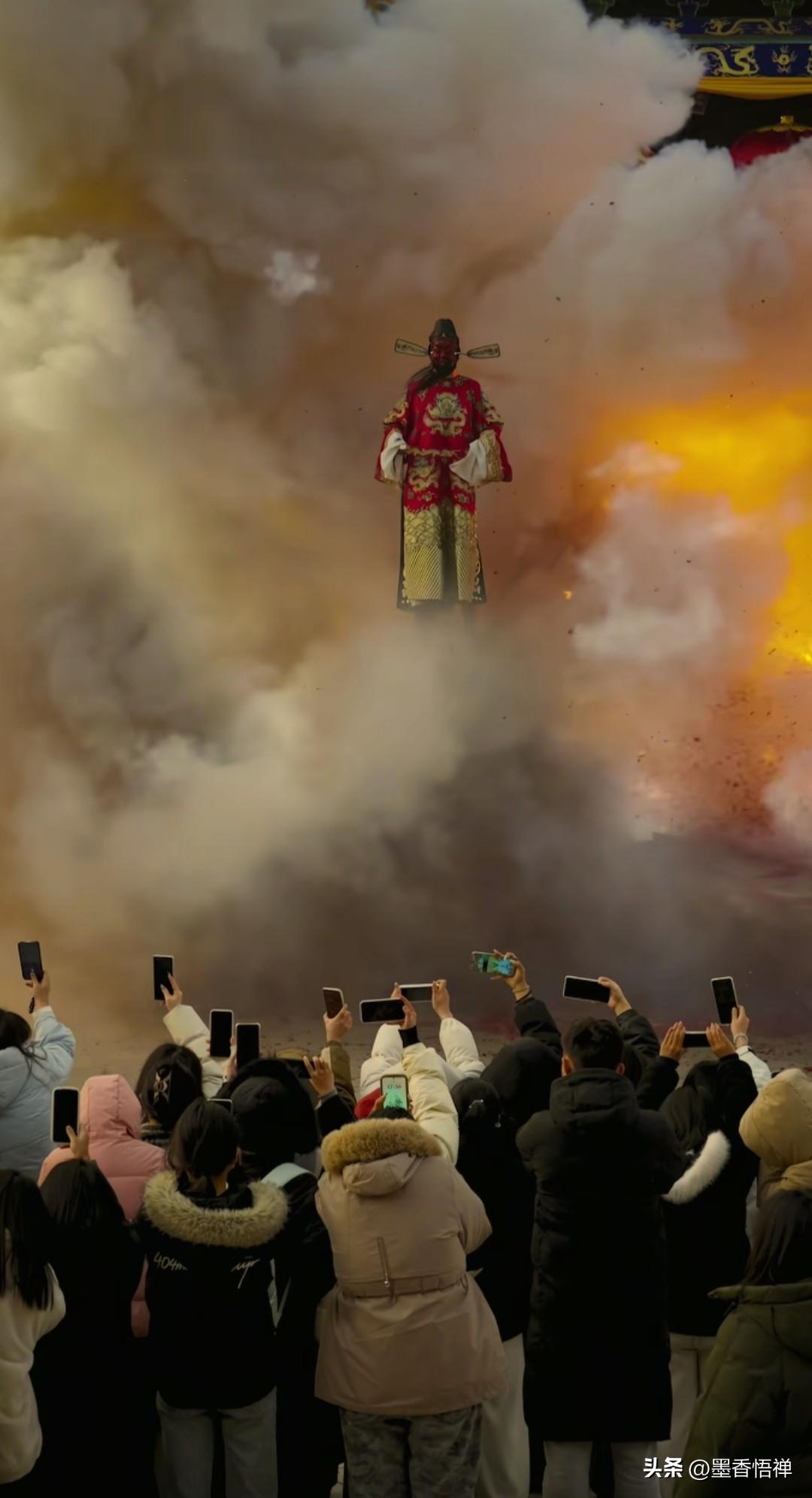 陇原社火，黄土里的千年狂欢！
 
甘肃社火是陇原大地最鲜活的年味，融周秦遗风与丝