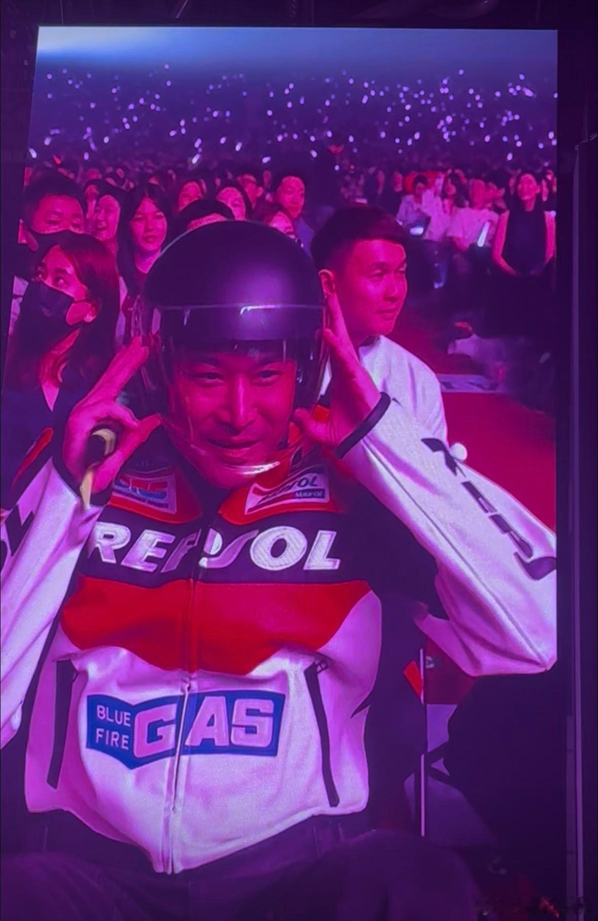 曹格上海演唱会学龙在天夹子音 曹格真的没有创作瓶颈！现场学龙在天夹子音还被本尊刷